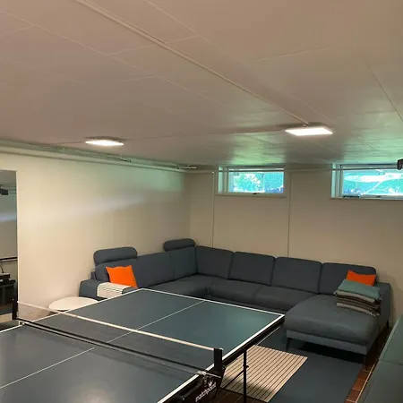 Stort Hus Med Aktivitetsrum Og Dejlig Have *