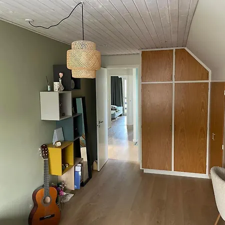 Stort Hus Med Aktivitetsrum Og Dejlig Have