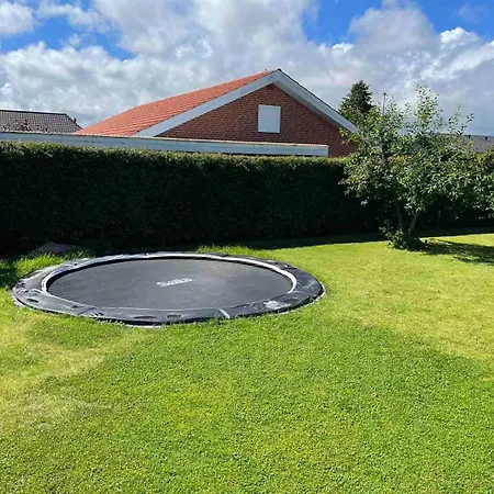 Stort Hus Med Aktivitetsrum Og Dejlig Have